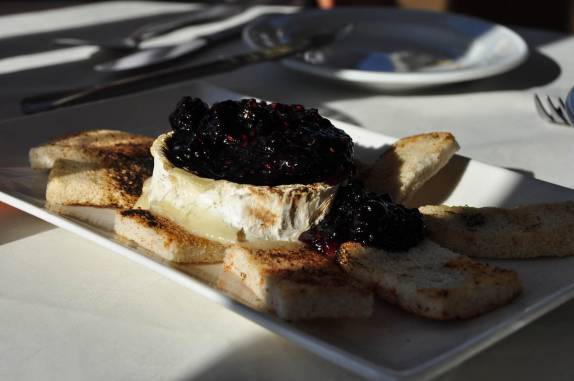 Queijo camembert derretido co geleia de framboesa, em Valparaiso, no Chile